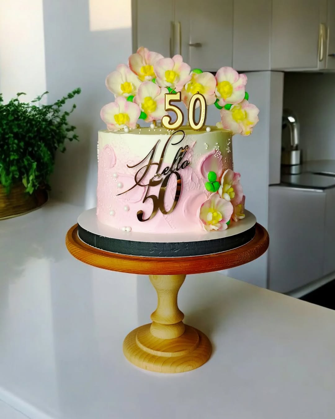 Жіночий торт Кривий Ріг, торт для жінки, торт на замовлення.