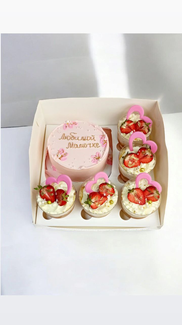 Набори десертів Кривий Ріг, бенто торт і трайфли, бенто торт і капкейки.