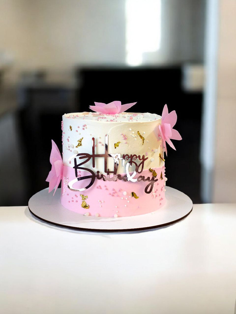 Нежный торт с бабочками для девушки на заказ Кривой Рог